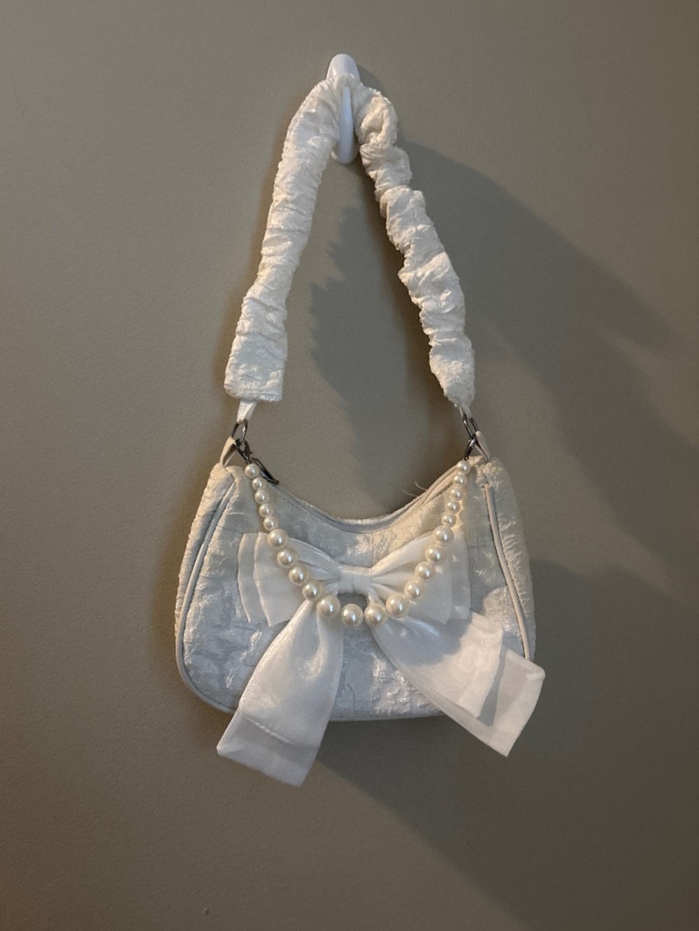 White lace shoulder bag w/ bow and pearl chain